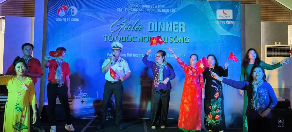 Đêm Gala "Tổ quốc nơi đầu sóng" với nhiều hoạt động giao lưu văn nghệ, gắn kết tình thân. Ảnh: THANH TRANG CLB VI HS-TS THAN YEU 2.jpg