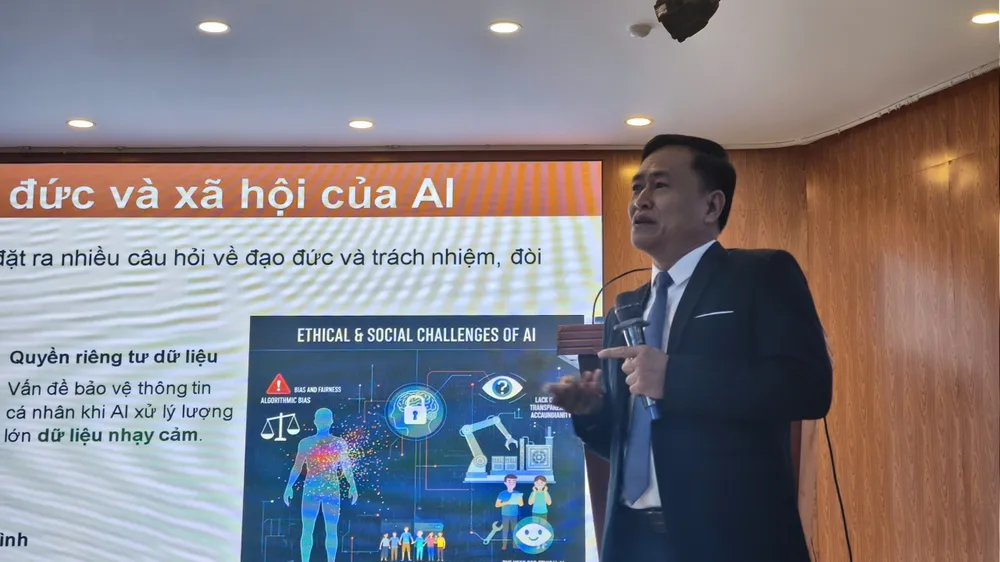 TS Nguyễn Kim Quốc, khoa Công nghệ thông tin Trường đại học Nguyễn Tất Thành - một đơn vị hội viên tập thể của CLB, trình bày chuyên đề về AI. Ảnh: THANH TRANG CLB VI HS-TS THAN YEU 4.jpg