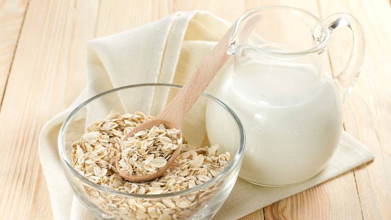 Yến mạch chứa chất xơ hòa tan beta-glucan, giúp kiểm soát đường huyết, giảm hấp thu cholesterol và duy trì cảm giác no lâu. Đây là nguồn năng lượng chậm, bền vững, giúp cơ thể tỉnh táo suốt buổi sáng. Ngoài ra, yến mạch giàu vitamin nhóm B, kẽm, sắt hỗ trợ sức khỏe toàn diện.