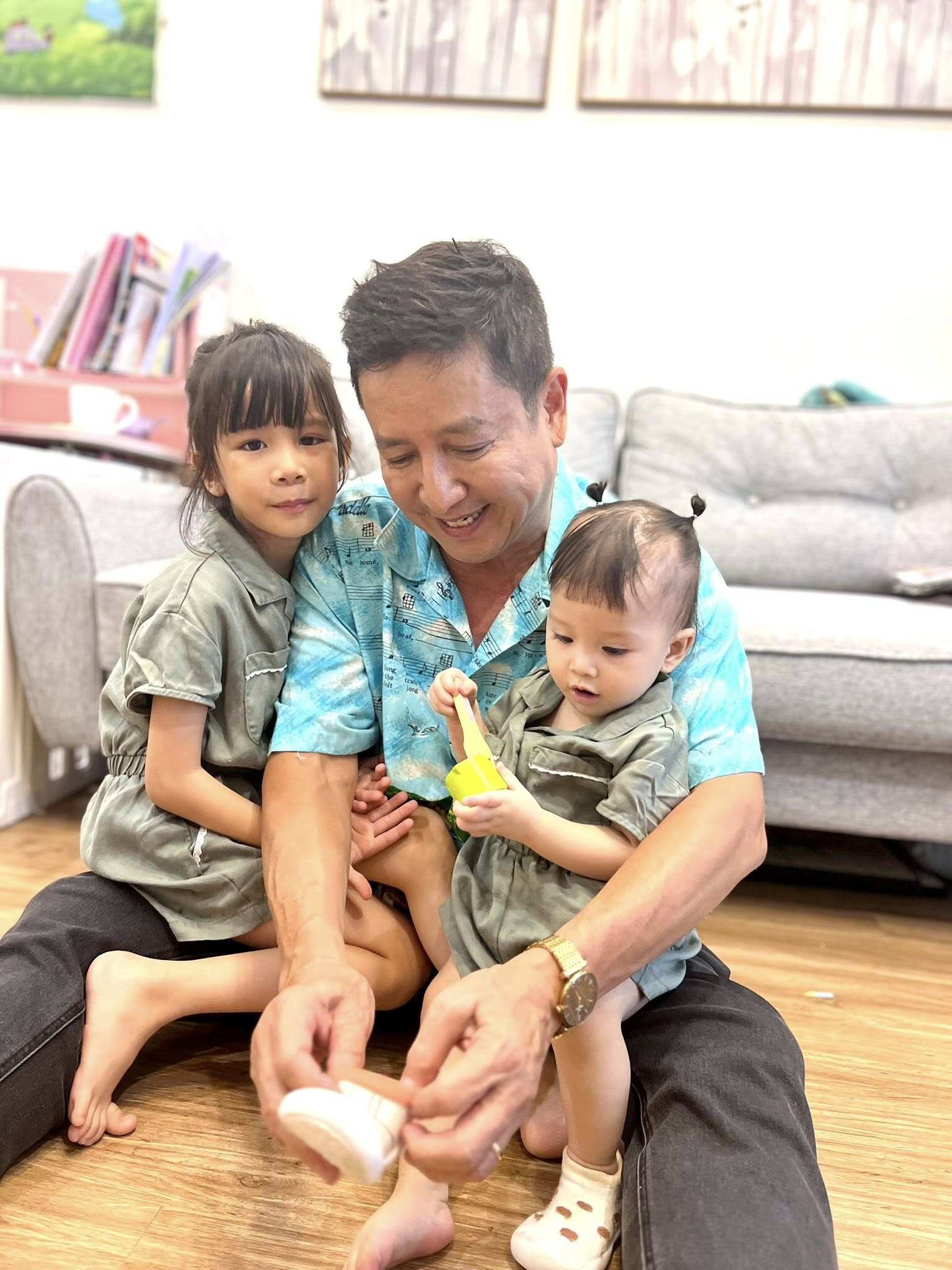 NSƯT Chí Trung nghỉ hưu "hết hơi" rồi mà lừa đảo vẫn không tha: "Thạch Sanh thì ít, Lý Thông thì nhiều" 6 Chí Trung tận hưởng niềm vui bên con cháu.