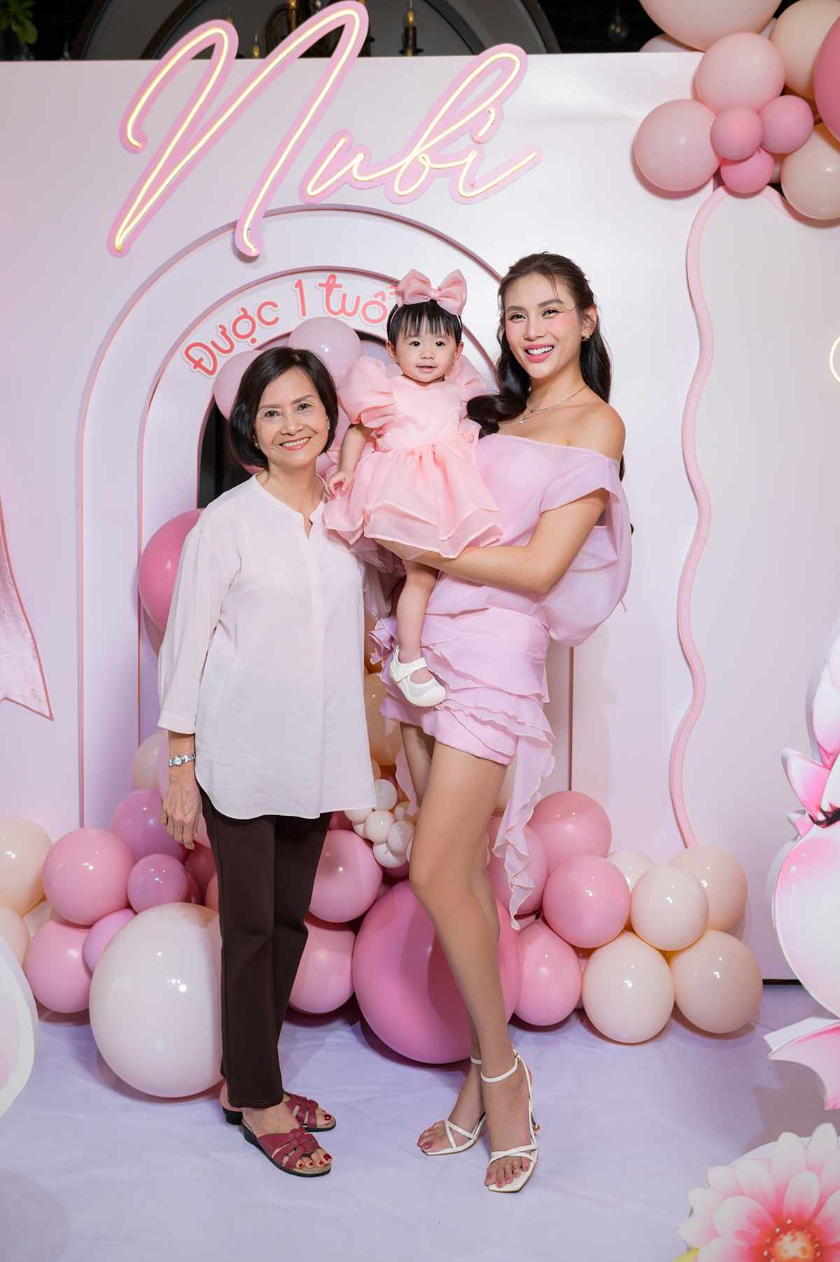 Mẹ nàng mẫu 37 tuổi chọn trang phục giản dị đến chúc mừng sinh nhật cháu ngoại.