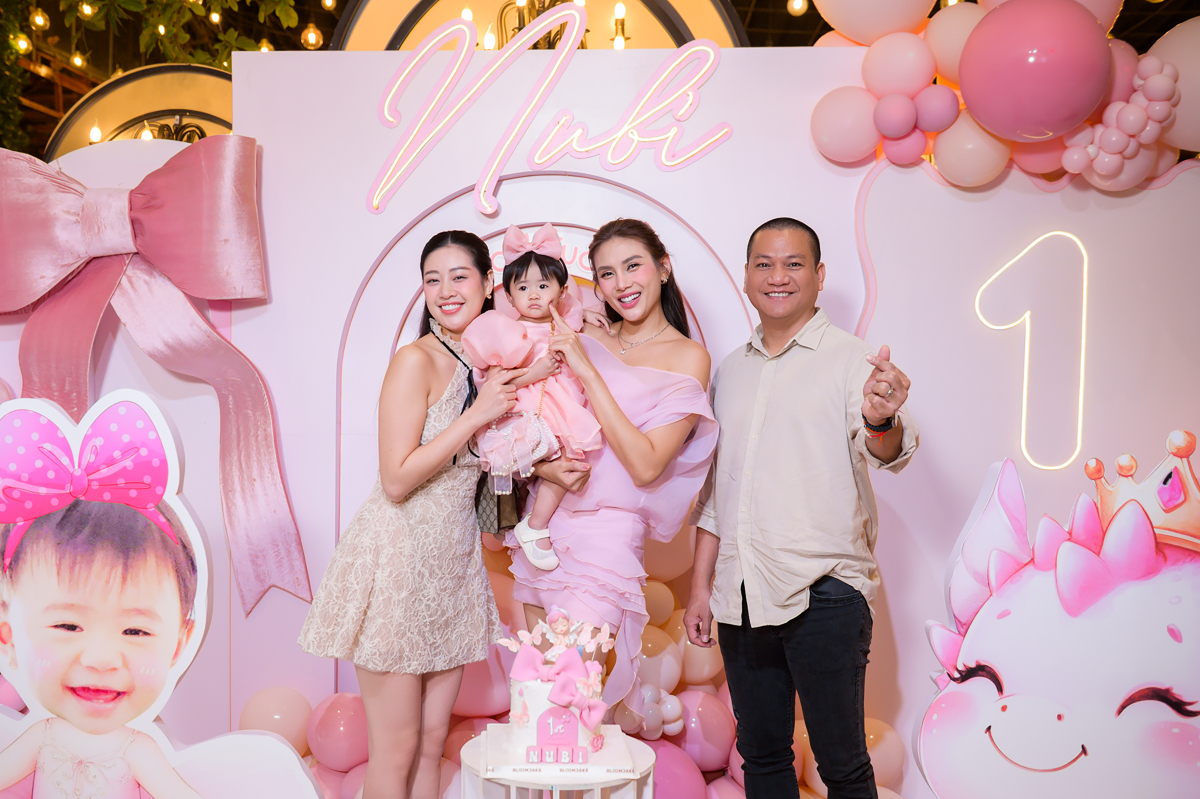 Sự kiện quy tụ khoảng 50 khách mời, trong đó có vợ chồng hoa hậu Khánh Vân - nhiếp ảnh gia Nguyễn Long.