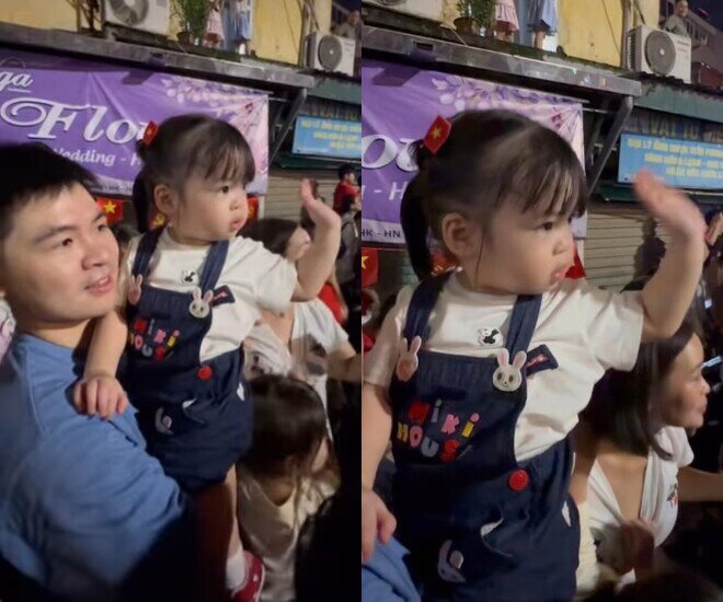 Nhóc tì được bố xuống phố, hòa cùng không khí chào mừng đại lễ cùng mọi người.