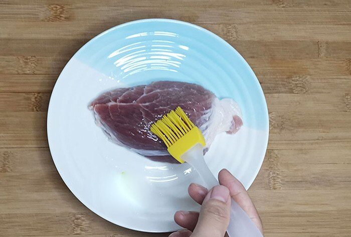 Thịt mua về đừng cho ngay vào tủ lạnh, bôi thêm thứ này lên, thịt để được lâu, lúc nào cũng tươi như mới 4 Thịt mua về đừng cho ngay vào tủ lạnh, bôi thêm thứ này lên, thịt để được lâu, lúc nào cũng tươi như mới - 4