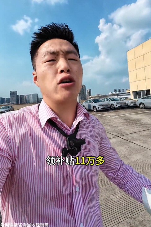 Ảnh chụp màn hình một lần Wang Lihong đang phát trực tiếp cho Zcar, giới thiệu nhiều mẫu xe thuộc các thương hiệu khác nhau, hôm 30/7.