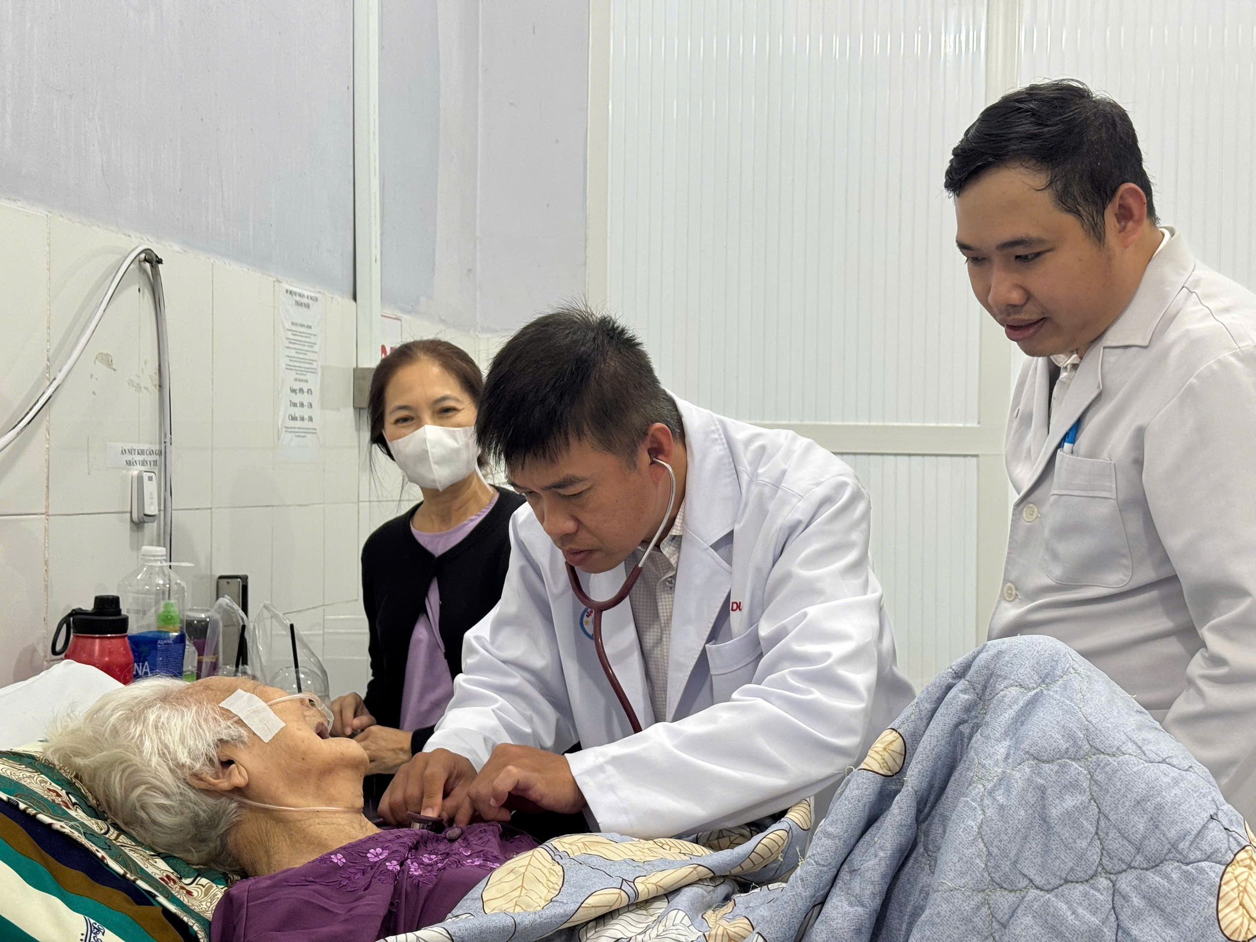 Bệnh viện Chợ Rẫy đưa 2 bác sĩ về Phú Quốc khám chữa bệnh 2 Bệnh viện Chợ Rẫy đưa 2 bác sĩ về Phú Quốc khám chữa bệnh - Ảnh 2.