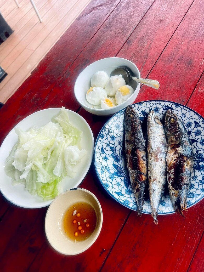 Soi bữa cơm đạm bạc của vợ đạo diễn nghìn tỷ, thấy ngay 3 thực phẩm "vàng" ít calo, giúp giảm cân đều đều 2 Nhiều fan còn tinh ý nhận ra, bữa cơm “bình dân” của gia đình Lý Hải – Minh Hà chỉ khoảng 10.000 đồng nhưng lại có đủ những món “tủ” của phái đẹp trong chế độ ăn kiêng: trứng và bắp cải luộc.