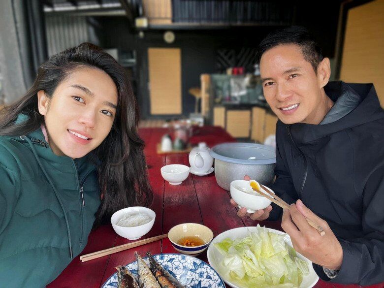 Soi bữa cơm đạm bạc của vợ đạo diễn nghìn tỷ, thấy ngay 3 thực phẩm "vàng" ít calo, giúp giảm cân đều đều 3 Xuất hiện với mặt mộc rạng rỡ, Minh Hà gây ấn tượng bởi làn da căng mướt, nụ cười tươi tắn, không cần son phấn vẫn tràn đầy sức sống bên cạnh bữa cơm đạm bạc, trong đó có hai loại thực phẩm giúp kiểm soát tốt cân nặng.