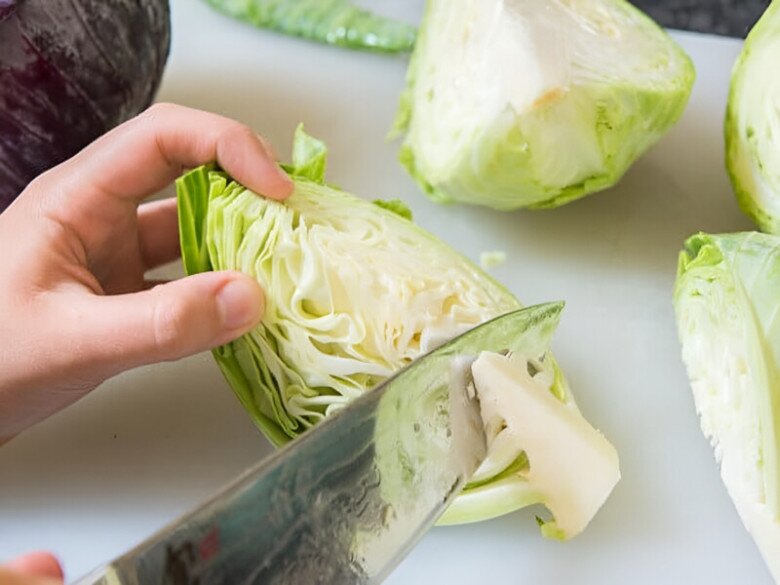 Soi bữa cơm đạm bạc của vợ đạo diễn nghìn tỷ, thấy ngay 3 thực phẩm "vàng" ít calo, giúp giảm cân đều đều 5 Bắp cải giúp giảm cân vì có hàm lượng calo thấp, nhiều chất xơ và nước, giúp tạo cảm giác no lâu, hạn chế ăn vặt và kiểm soát lượng calo nạp vào cơ thể.