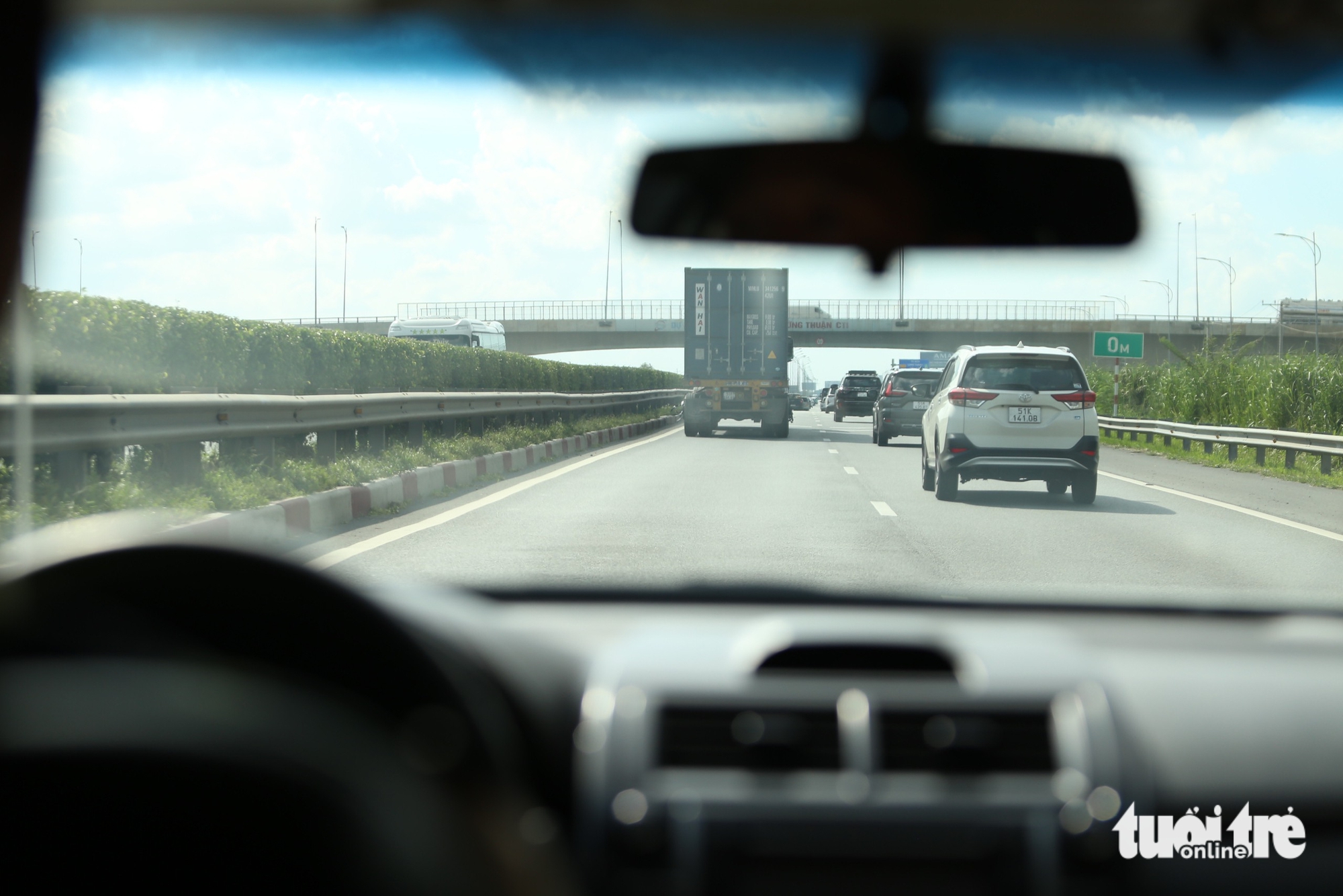 Đội 6 - Cục CSGT phát loa nhắc tài xế xe tải, xe khách đi đúng làn đường trên cao tốc 3 Đội 6 - Cục CSGT phát loa nhắc tài xế xe tải, xe khách đi đúng làn đường trên cao tốc - Ảnh 3.