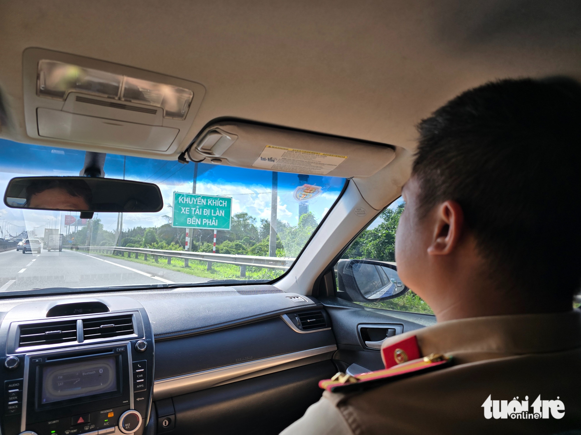 Đội 6 - Cục CSGT phát loa nhắc tài xế xe tải, xe khách đi đúng làn đường trên cao tốc 6 Đội 6 - Cục CSGT phát loa nhắc tài xế xe tải, xe khách đi đúng làn đường trên cao tốc - Ảnh 6.