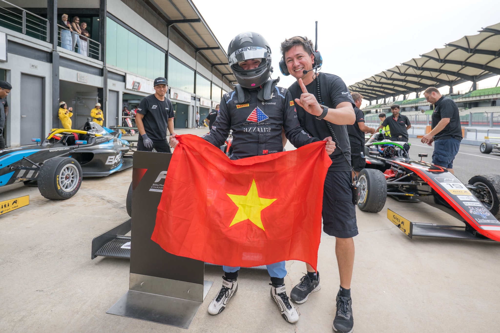 Chàng trai 17 tuổi giúp đua xe Việt Nam đạt cột mốc lịch sử 3 Chàng trai 17 tuổi giúp đua xe Việt Nam đạt cột mốc lịch sử - Ảnh 3.