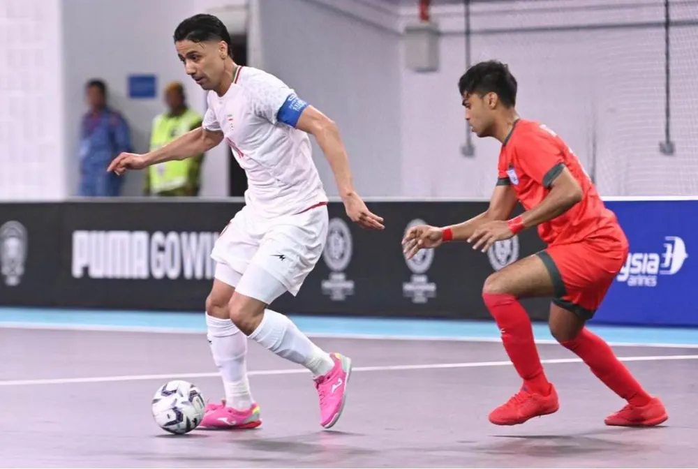 Ông anh cả Iran (trắng) đi dạo cũng dội mưa gôn vào lưới Bangladesh 12 lần. Ảnh:AFC Tuyen- Viet-Nam- Iran.jpg