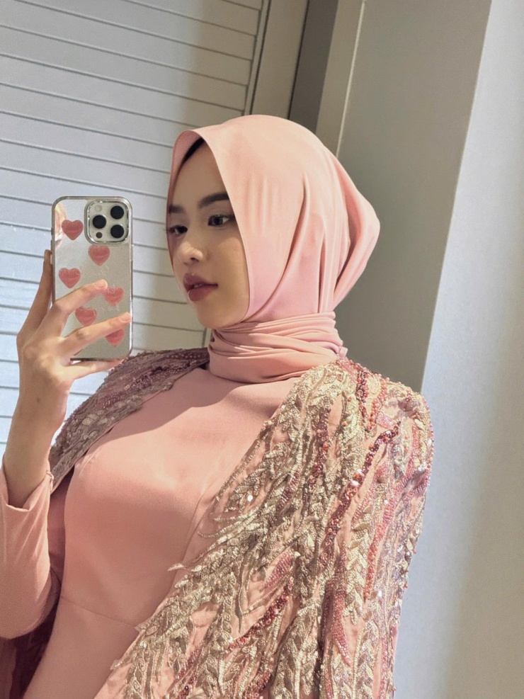 Đoạn video Thanh Thủy tạo dáng cùng Abaya đạt gần 500 nghìn lượt xem.
