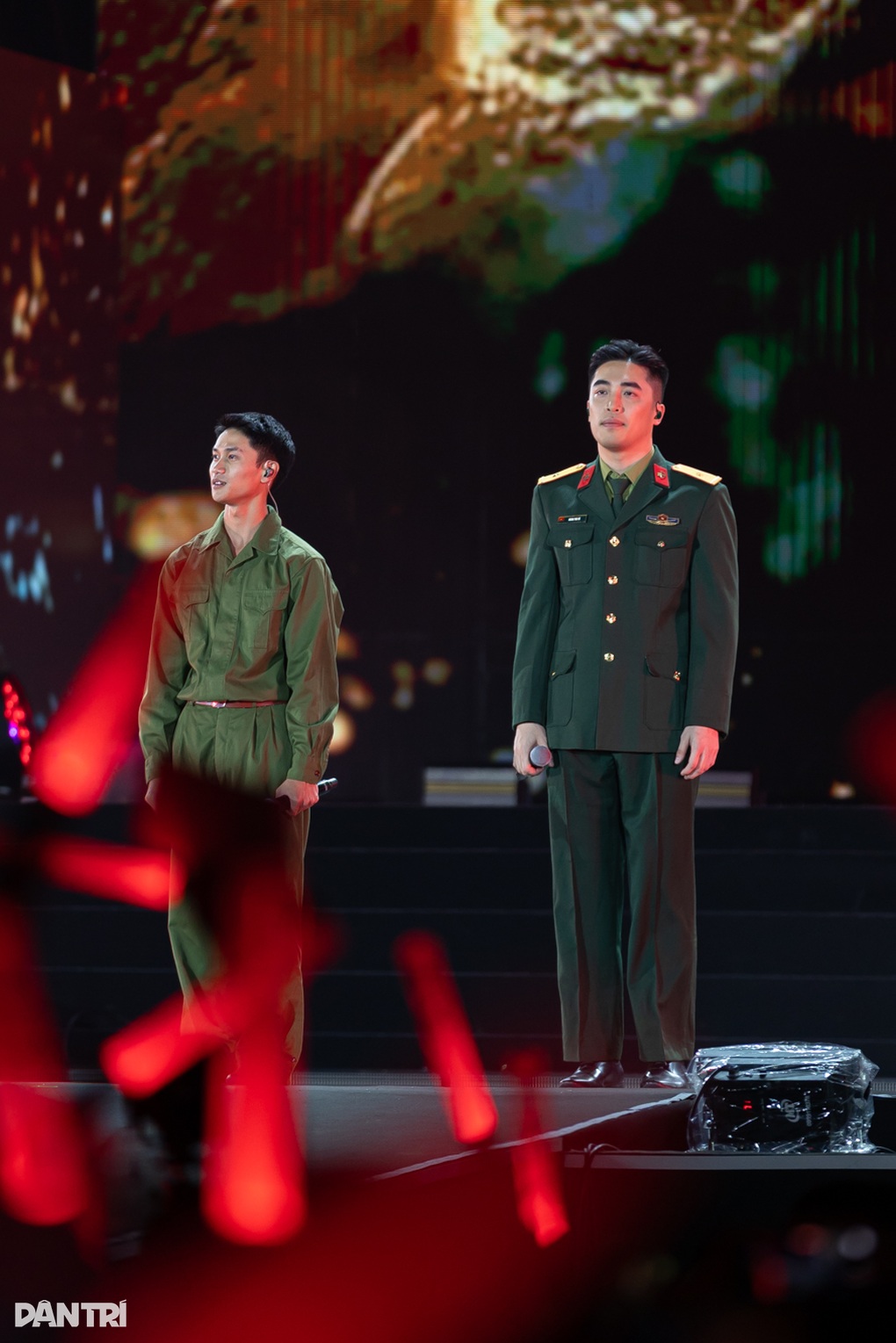 Ca sĩ Vũ gây sốt khi hát “Còn gì đẹp hơn” cùng Nguyễn Hùng - 2