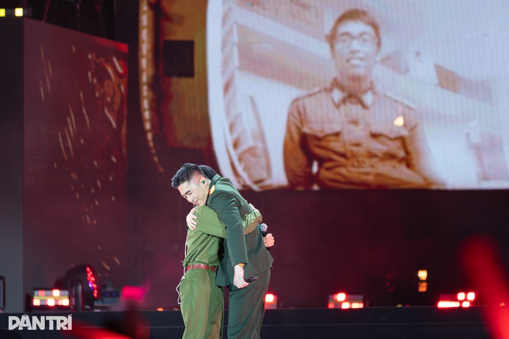 Ca sĩ Vũ gây sốt khi hát “Còn gì đẹp hơn” cùng Nguyễn Hùng - 4