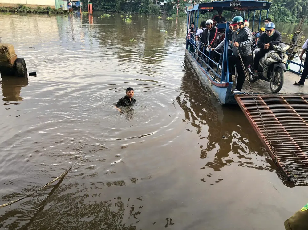 An ninh cơ sở cứu người trong 30 giây sinh tử: 'Phải cứu bé, dù có chuyện gì xảy ra'