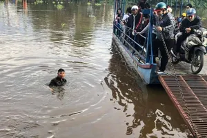 Nam sinh lớp 8 rơi xuống sông Xáng Ngang được an ninh cơ sở cứu sống