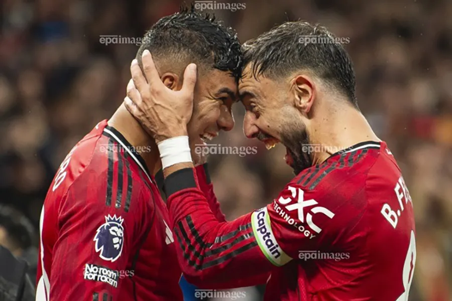 Casemiro ghi bàn nâng tỉ số lên 2-0 cho MU nhưng nhận thẻ đỏ ngay sau đó. ẢNH: EPA casemiro-mu.jpg