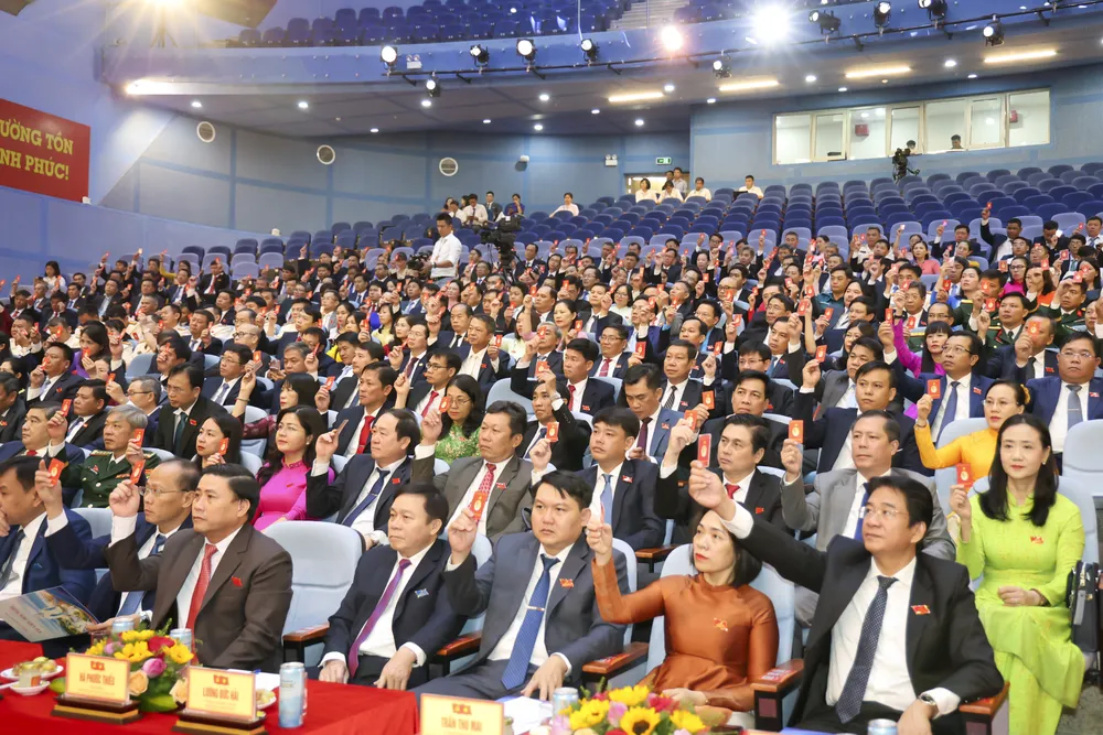 Các đại biểu biểu quyết bầu Đoàn Chủ tịch. Ảnh: K.H Các đại biểu biểu quyết bầu Đoàn Chủ tịch. Ảnh: K.H