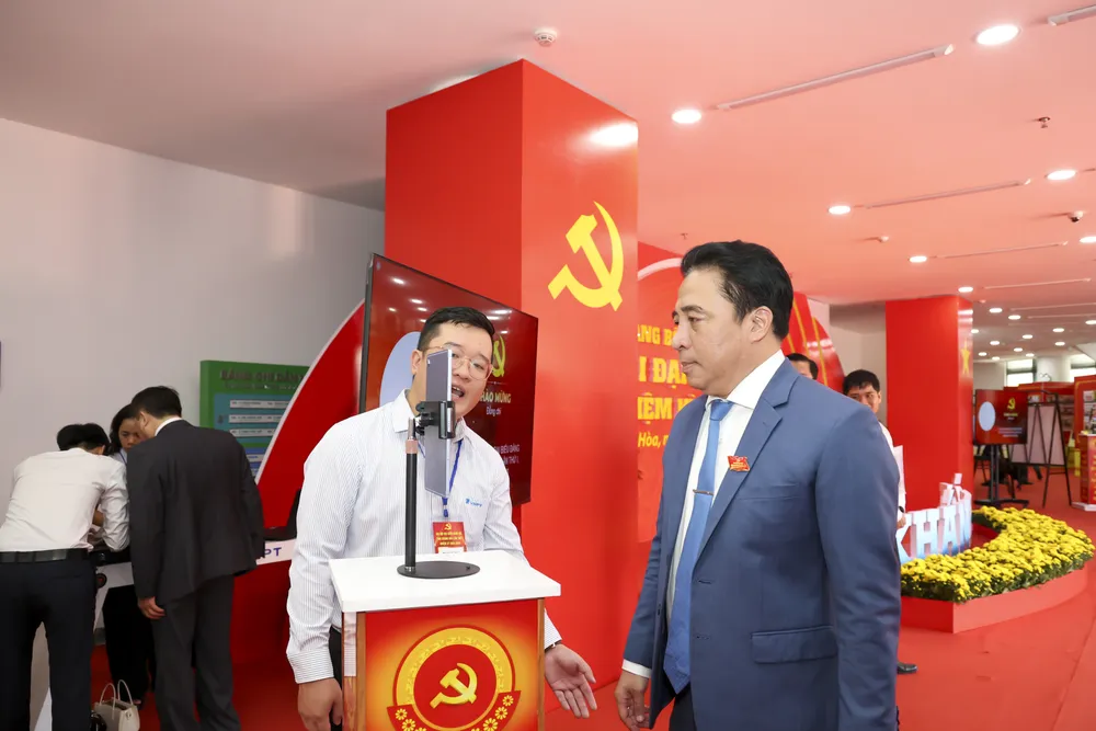 Ông Nguyễn Khắc Toàn, Chủ tịch UBND tỉnh Khánh Hòa, điểm danh đại biểu qua Ứng dụng Giải pháp Đại hội Đảng triển khai tại đại hội. Ảnh: K.H A32A3254.JPG