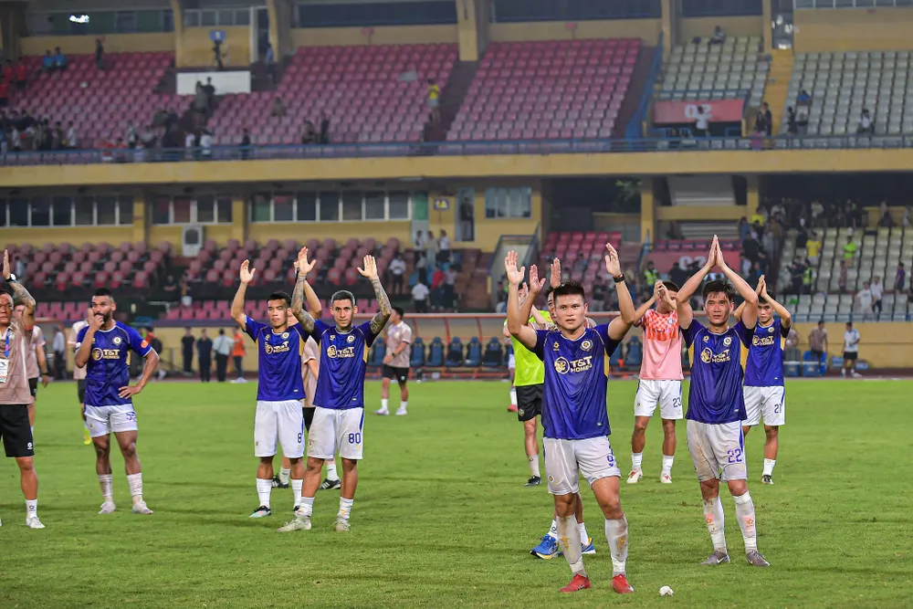 Các cầu thủ Hà Nội FC luyến tiếc vì không thể bảo toàn thành quả ở trận derby Thủ đô. Ảnh: CCT. đấu sớm vòng 4 V-League