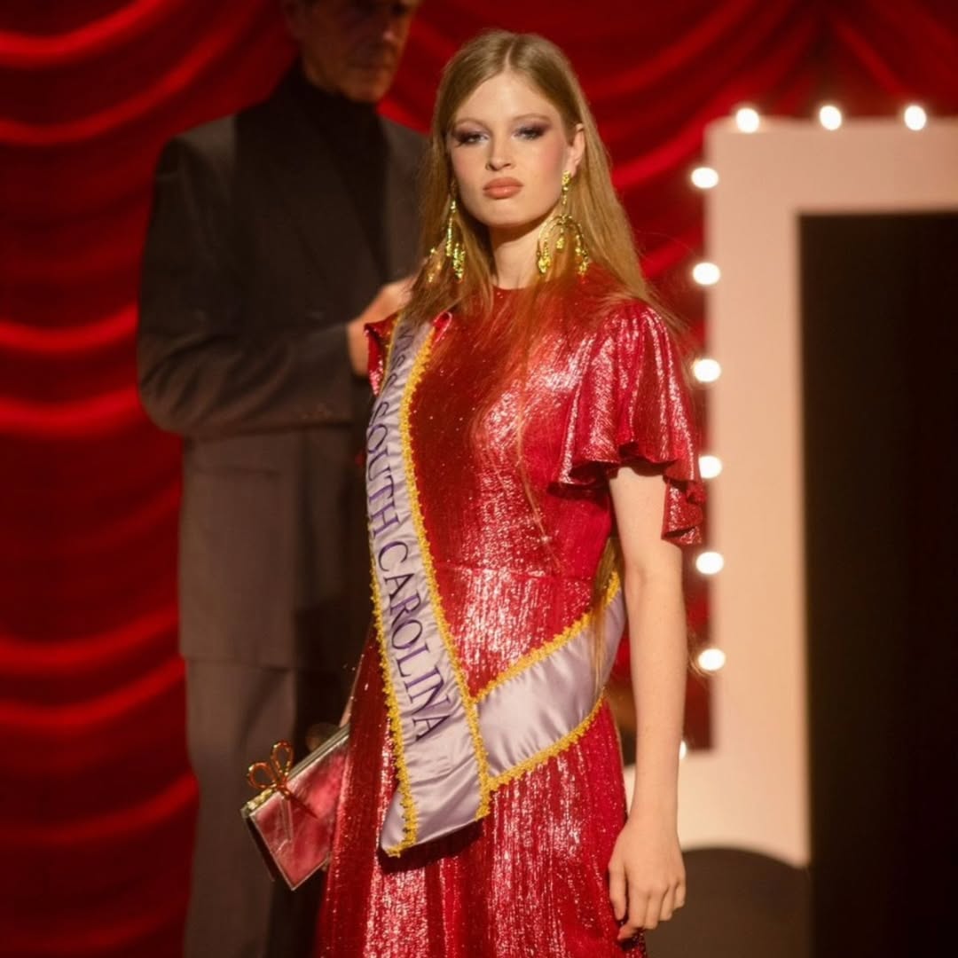 Con gái chuyển giới của Elon Musk debut tại New York Fashion Week, màn hét lớn độc lạ thành tâm điểm- Ảnh 3. Con gái chuyển giới của Elon Musk debut tại New York Fashion Week, màn hét lớn độc lạ thành tâm điểm- Ảnh 3.