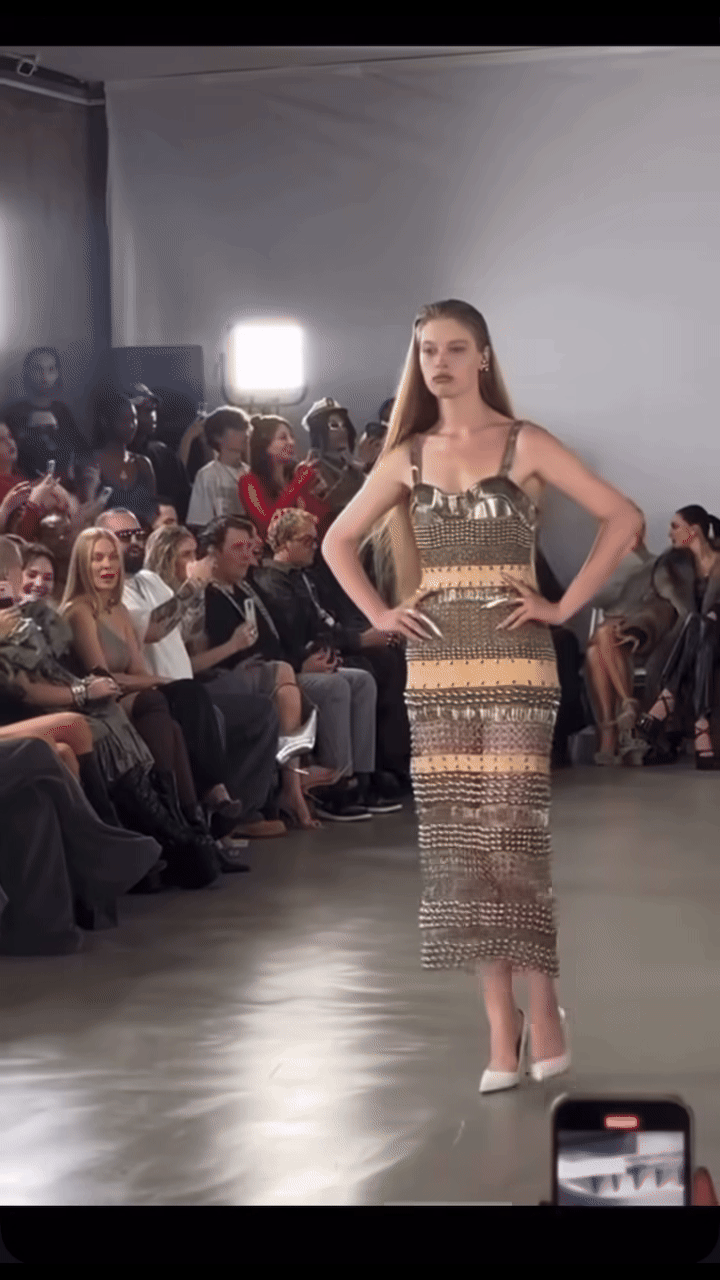 Con gái chuyển giới của Elon Musk debut tại New York Fashion Week, màn hét lớn độc lạ thành tâm điểm- Ảnh 14. Con gái chuyển giới của Elon Musk debut tại New York Fashion Week, màn hét lớn độc lạ thành tâm điểm- Ảnh 14.