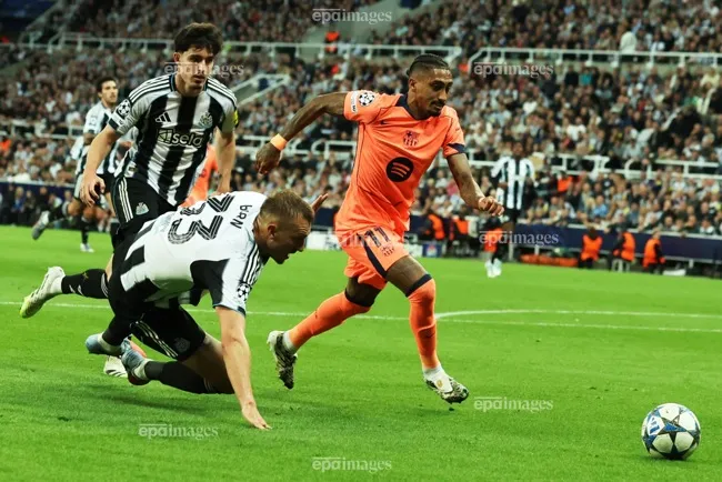 Raphinha chơi nổi bật trong màu áo Barcelona. Ảnh: EPA. goi-ten-qua-bong-vang (1).jpg