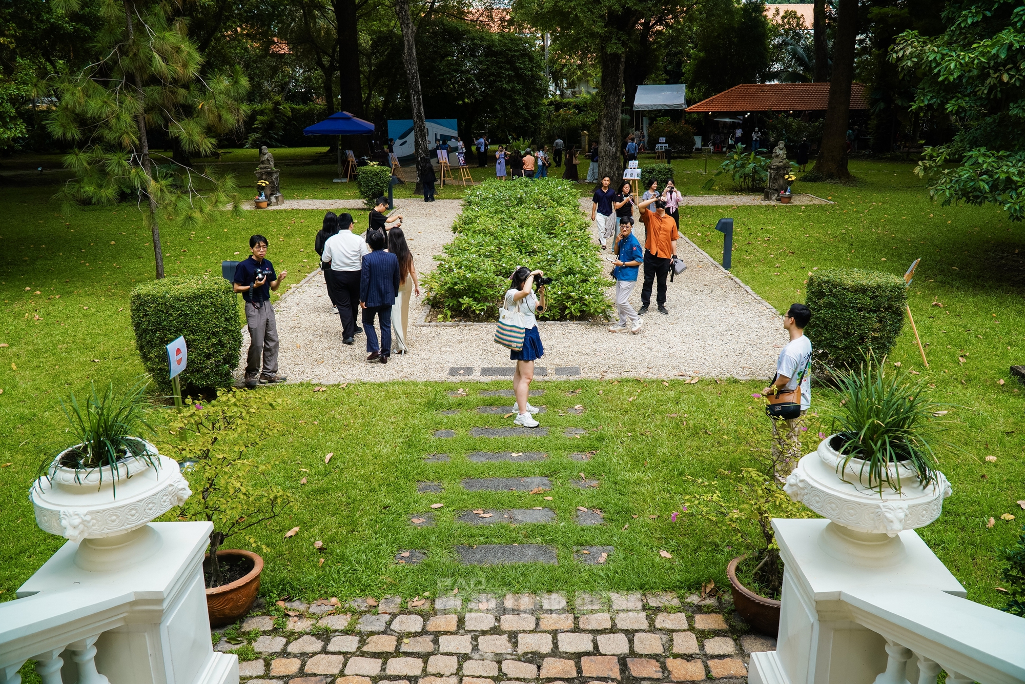 Giới trẻ thích thú chiêm ngưỡng kiến trúc Dinh thự Pháp tại TP HCM 2 VIDEO: Giới trẻ thích thú chiêm ngưỡng kiến trúc bên trong Dinh thự Pháp tại TP HCM - Ảnh 2.