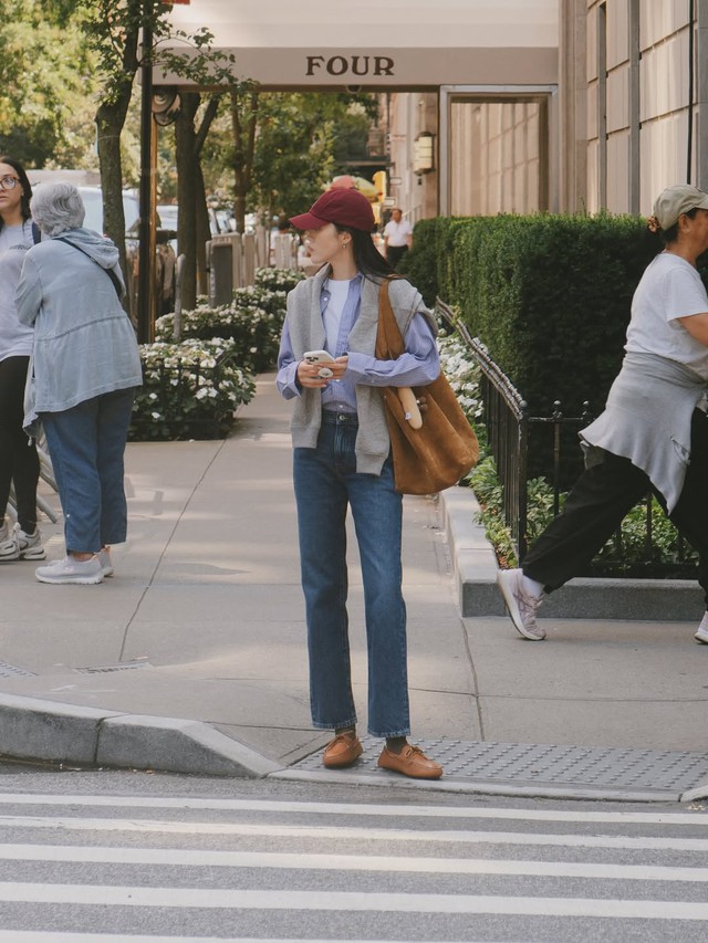 Kiểu áo khoác đẹp nhất khi mặc cùng quần jeans xanh- Ảnh 2. Kiểu áo khoác đẹp nhất khi mặc cùng quần jeans xanh- Ảnh 2.