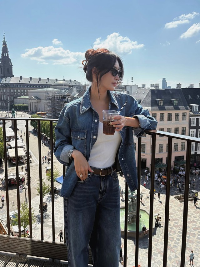 Kiểu áo khoác đẹp nhất khi mặc cùng quần jeans xanh- Ảnh 3. Kiểu áo khoác đẹp nhất khi mặc cùng quần jeans xanh- Ảnh 3.