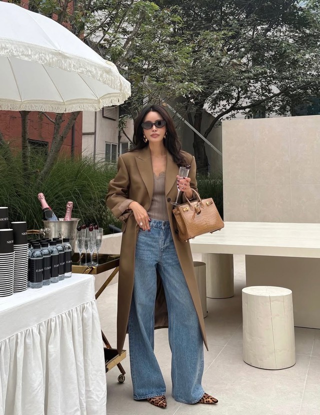 Kiểu áo khoác đẹp nhất khi mặc cùng quần jeans xanh- Ảnh 4. Kiểu áo khoác đẹp nhất khi mặc cùng quần jeans xanh- Ảnh 4.