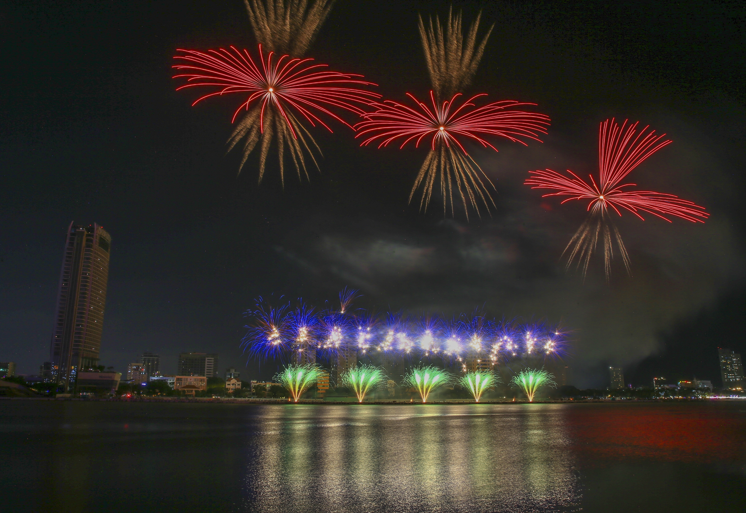 Hai đội pháo hoa Bồ Đào Nha – Vương quốc Anh “cháy” hết mình vì một hành tinh bền vững- Ảnh 2. Hai đội pháo hoa Bồ Đào Nha – Vương quốc Anh “cháy” hết mình vì một hành tinh bền vững- Ảnh 2.