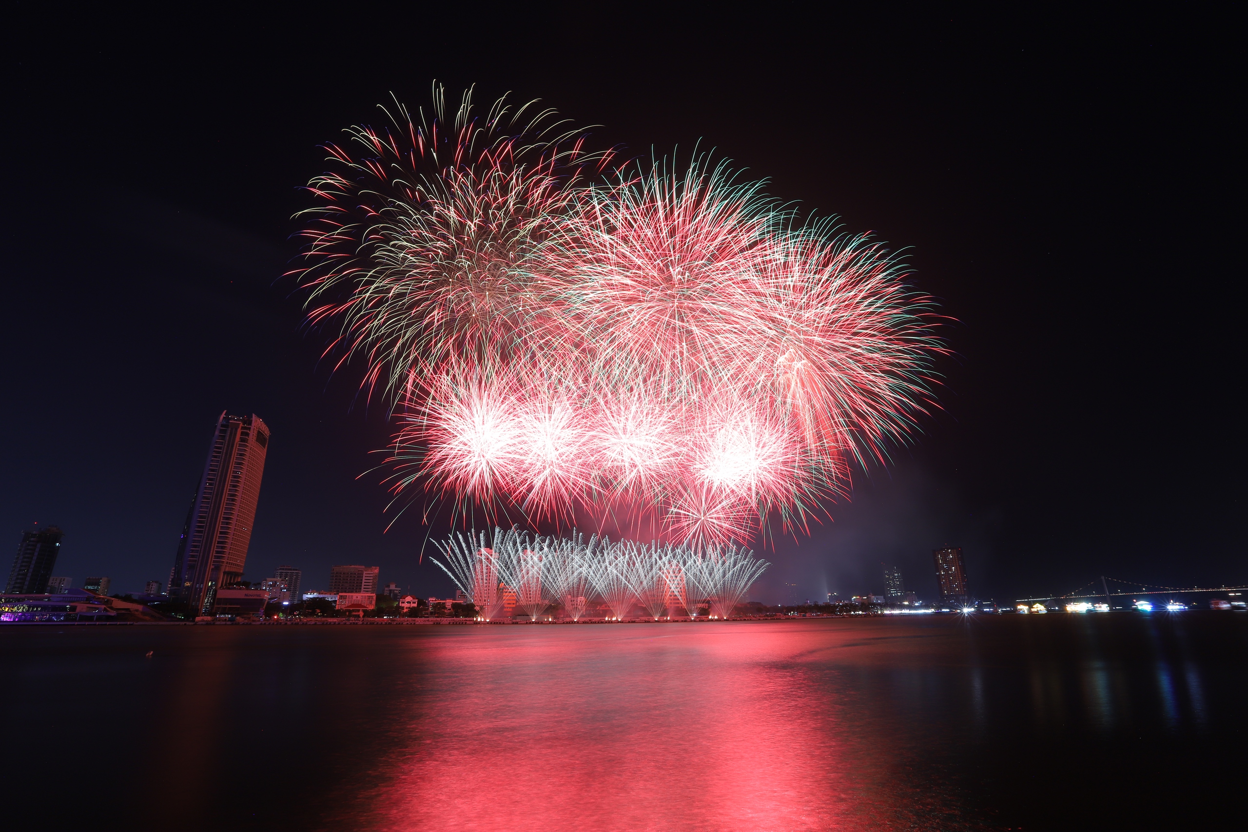 Hai đội pháo hoa Bồ Đào Nha – Vương quốc Anh “cháy” hết mình vì một hành tinh bền vững- Ảnh 3. Hai đội pháo hoa Bồ Đào Nha – Vương quốc Anh “cháy” hết mình vì một hành tinh bền vững- Ảnh 3.