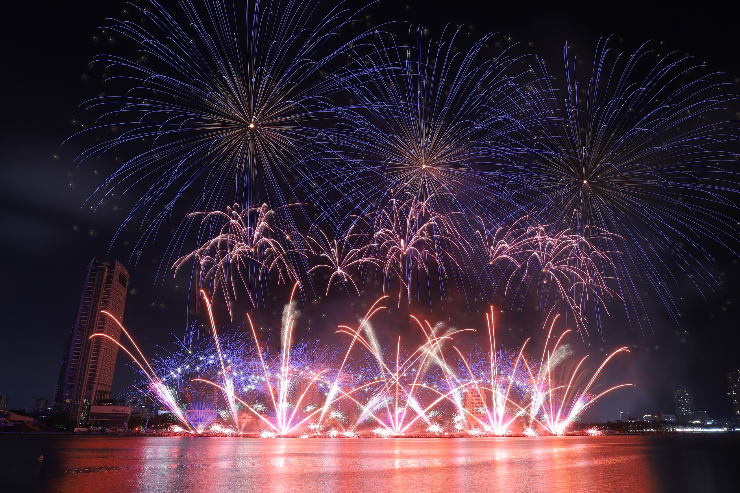 Hai đội pháo hoa Bồ Đào Nha – Vương quốc Anh “cháy” hết mình vì một hành tinh bền vững- Ảnh 8. Hai đội pháo hoa Bồ Đào Nha – Vương quốc Anh “cháy” hết mình vì một hành tinh bền vững- Ảnh 8.