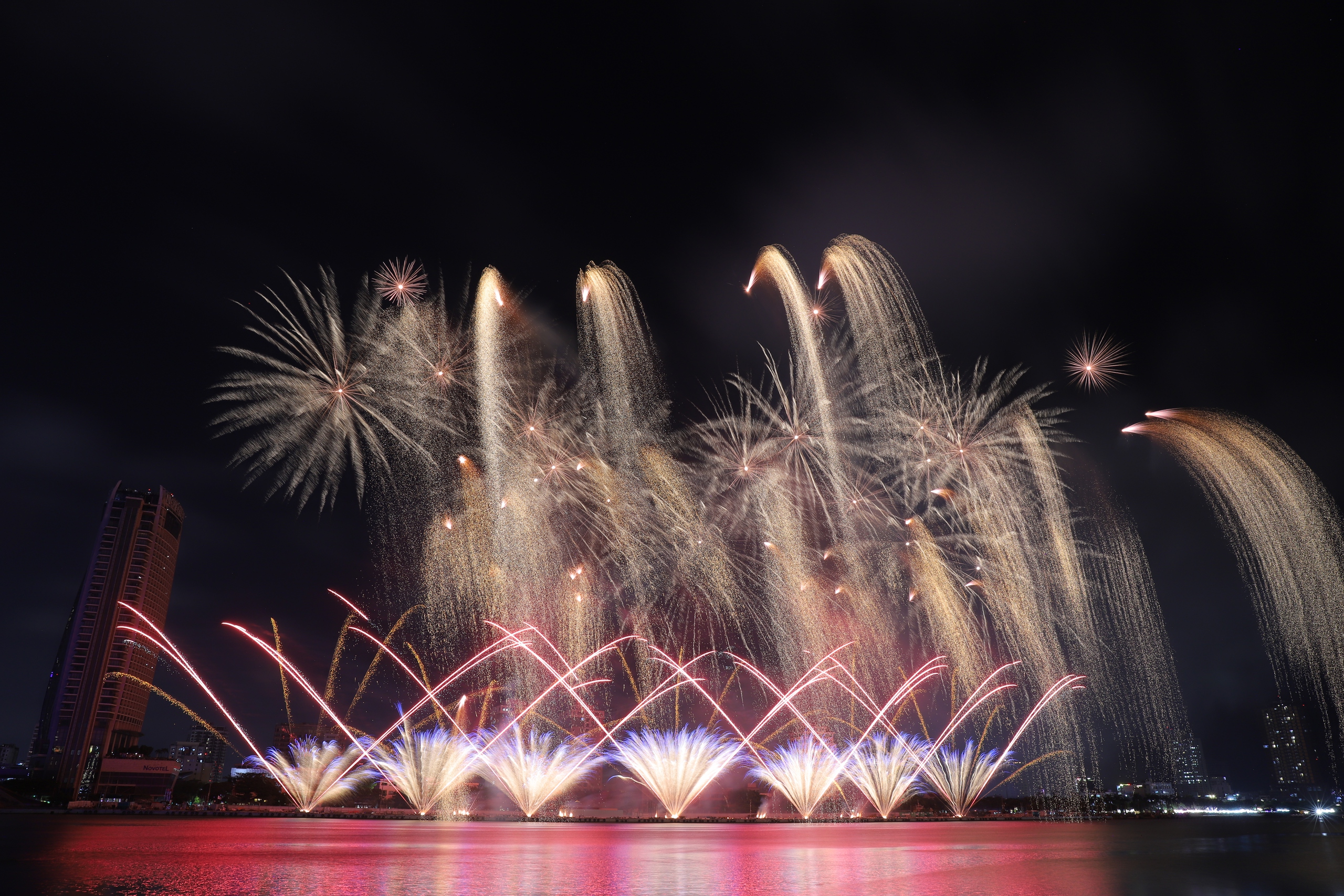 Hai đội pháo hoa Bồ Đào Nha – Vương quốc Anh “cháy” hết mình vì một hành tinh bền vững- Ảnh 10. Hai đội pháo hoa Bồ Đào Nha – Vương quốc Anh “cháy” hết mình vì một hành tinh bền vững- Ảnh 10.