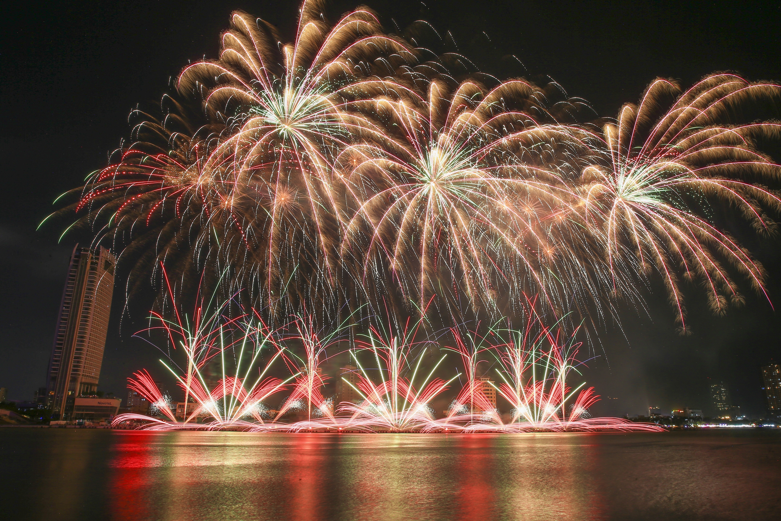 Hai đội pháo hoa Bồ Đào Nha – Vương quốc Anh “cháy” hết mình vì một hành tinh bền vững- Ảnh 11. Hai đội pháo hoa Bồ Đào Nha – Vương quốc Anh “cháy” hết mình vì một hành tinh bền vững- Ảnh 11.