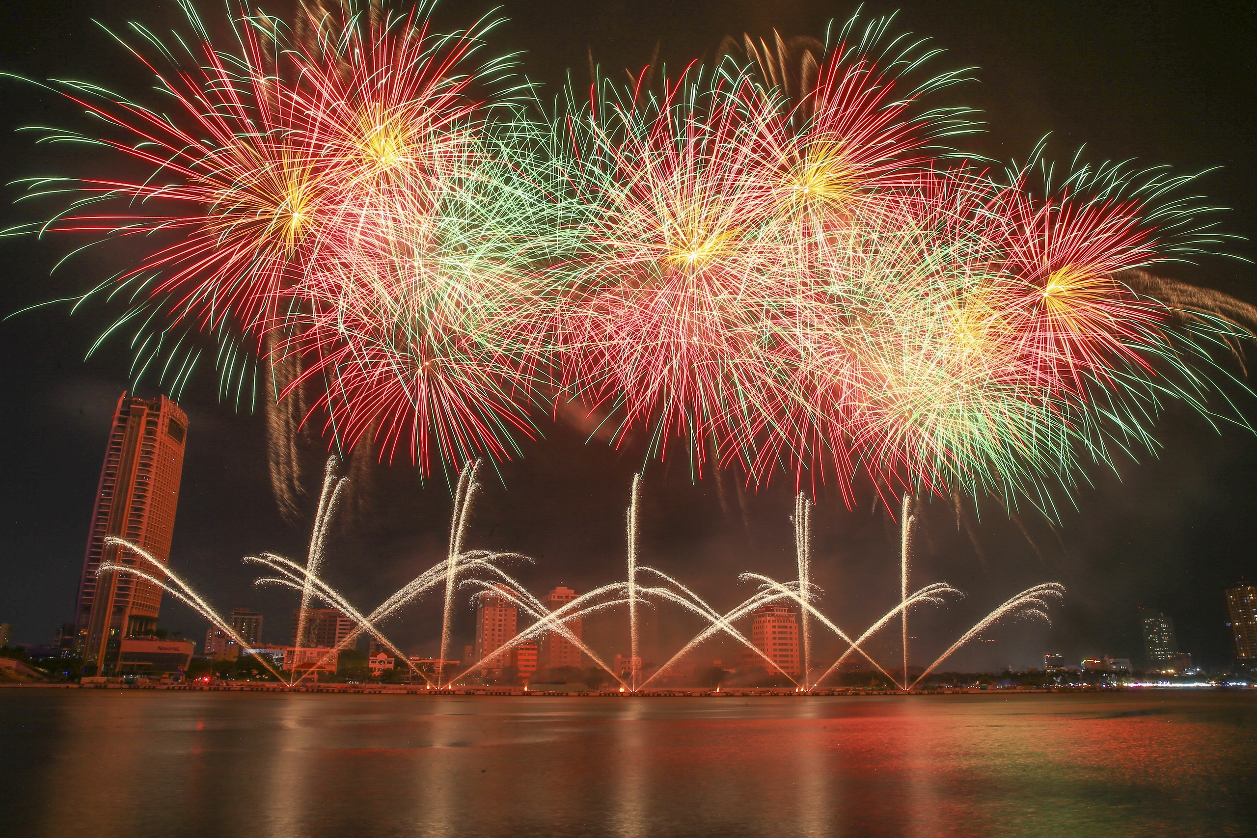 Hai đội pháo hoa Bồ Đào Nha – Vương quốc Anh “cháy” hết mình vì một hành tinh bền vững- Ảnh 12. Hai đội pháo hoa Bồ Đào Nha – Vương quốc Anh “cháy” hết mình vì một hành tinh bền vững- Ảnh 12.