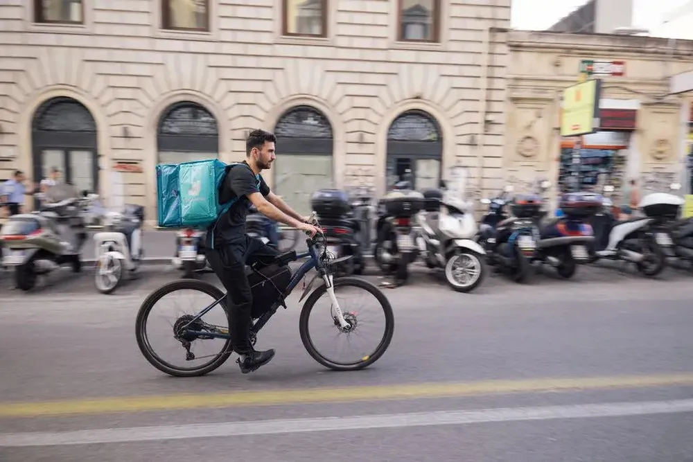 Nhiều người làm công việc giao đồ ăn tại Ý là người nhập cư. Ảnh: THE NEW YORK TIMES Thế lưỡng nan của những người giao thức ăn khi 'không khí bốc cháy'