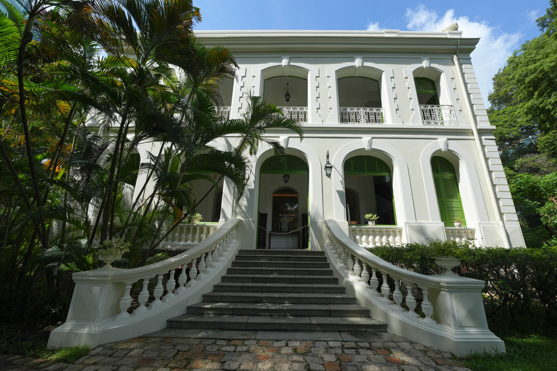 Người dân TPHCM khám phá dinh thự cổ hơn 150 tuổi trong Lãnh sự quán Pháp - 2 Người dân TPHCM khám phá dinh thự cổ hơn 150 tuổi trong Lãnh sự quán Pháp - 2