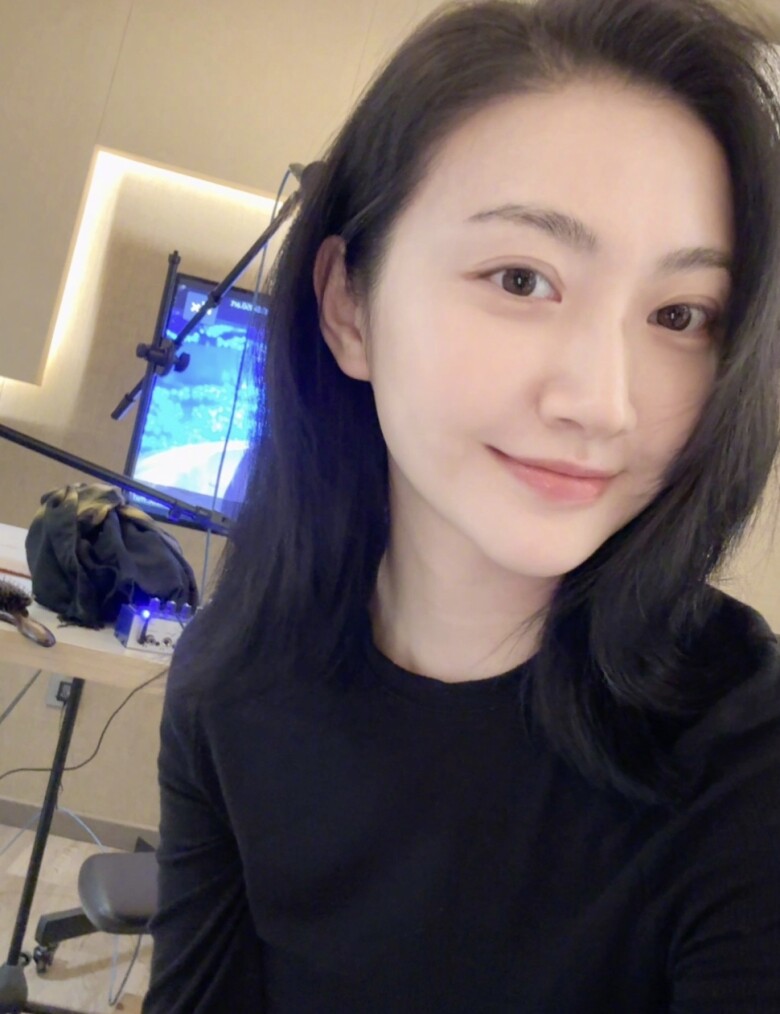 Mỗi sáng, Cảnh Điềm chọn nước ép rau củ, trái cây tươi từ máy ép chậm để giữ trọn dinh dưỡng. Thức uống này giàu vitamin, chất xơ và chất chống oxy hóa, giúp thanh lọc cơ thể, hỗ trợ tiêu hóa, tăng lưu thông máu, đồng thời mang lại làn da rạng rỡ, khỏe mạnh từ bên trong.