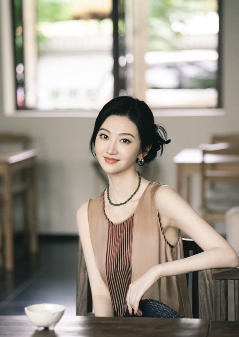 Ở tuổi 37, Cảnh Điềm vẫn giữ được nhan sắc rạng ngời với làn da trắng mịn và thần thái tươi trẻ. Nhờ những thói quen chăm sóc da đều đặn, lối sống lành mạnh và chế độ ăn uống khoa học, cô luôn giữ vững danh xưng “đệ nhất mỹ nhân Bắc Kinh” khiến công chúng ngưỡng mộ.