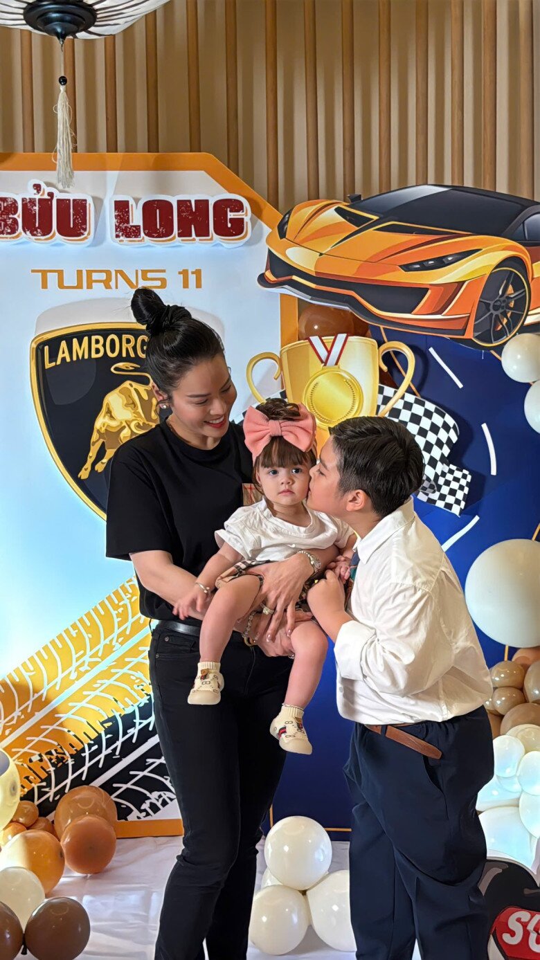 Nhật Kim Anh bế con gái về Cần Thơ thăm bố mẹ chồng cũ, bạn gái mới của doanh nhân Bửu Lộc cũng có mặt 2 Khoảnh khắc bé Tin hôn em gái.