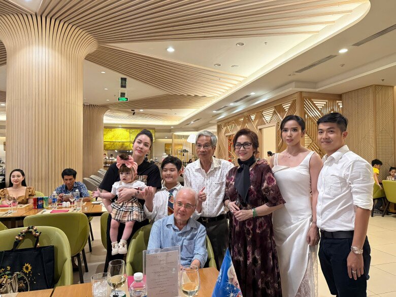 Nhật Kim Anh bế con gái về Cần Thơ thăm bố mẹ chồng cũ, bạn gái mới của doanh nhân Bửu Lộc cũng có mặt 5 Khoảnh khắc Nhật Kim Anh chung khung hình với doanh nhân Bửu Lộc và Bella Mai.