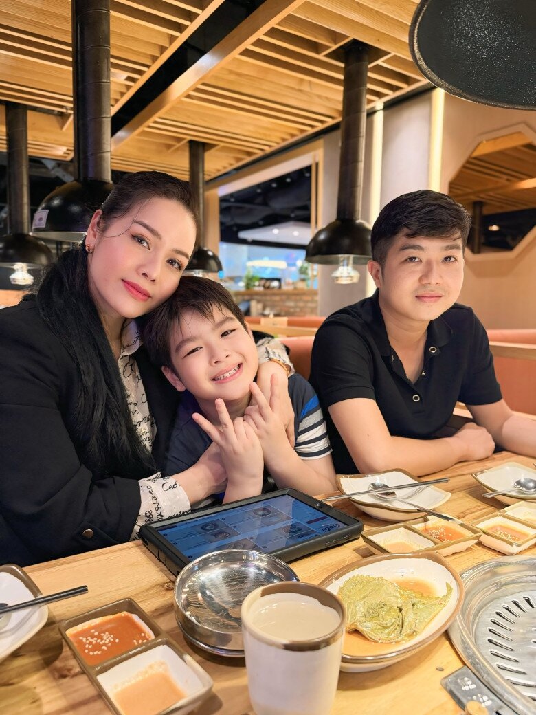 Nhật Kim Anh bế con gái về Cần Thơ thăm bố mẹ chồng cũ, bạn gái mới của doanh nhân Bửu Lộc cũng có mặt 7 Nhật Kim Anh và doanh nhân Bửu Lộc bỏ qua hết chuyện cũ để nuôi nấng con trai.