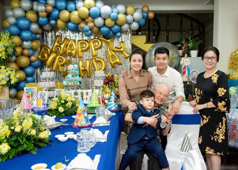 Nhật Kim Anh bế con gái về Cần Thơ thăm bố mẹ chồng cũ, bạn gái mới của doanh nhân Bửu Lộc cũng có mặt 9 Nhật Kim Anh được gia đình chồng cũ ủng hộ khi cô làm mẹ lần 2.