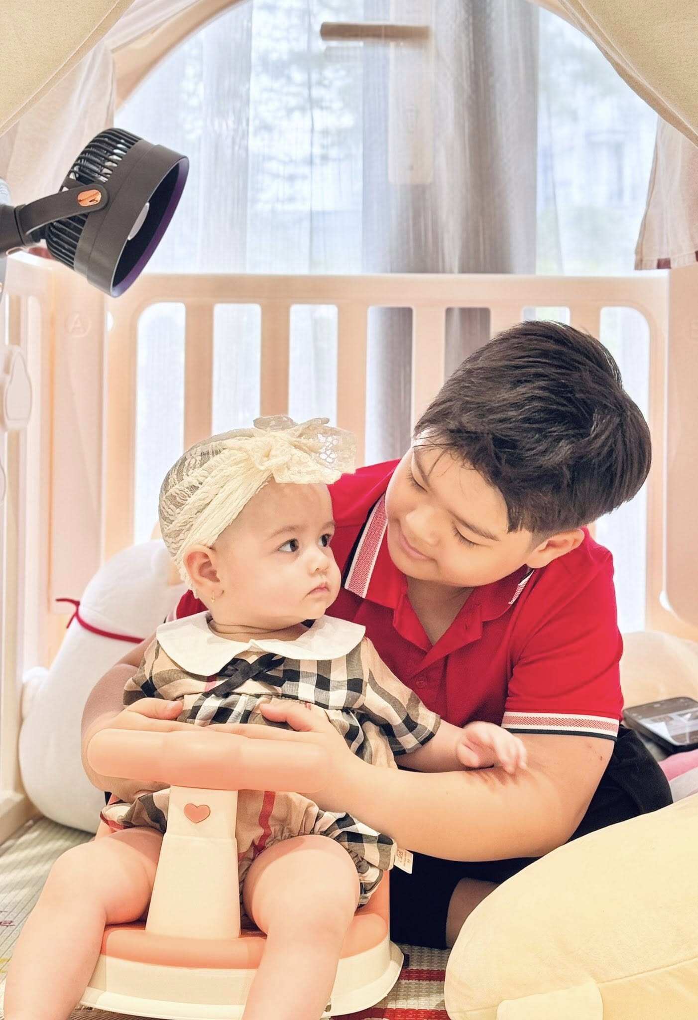 Nhật Kim Anh bế con gái về Cần Thơ thăm bố mẹ chồng cũ, bạn gái mới của doanh nhân Bửu Lộc cũng có mặt 10 Lên chức anh trai, bé Tin biết yêu thương, nhường nhịn em gái.