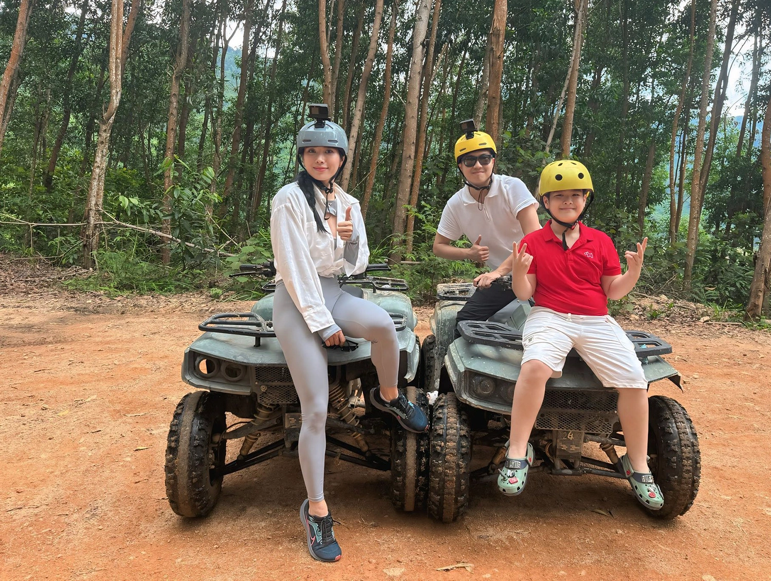 Nhật Kim Anh bế con gái về Cần Thơ thăm bố mẹ chồng cũ, bạn gái mới của doanh nhân Bửu Lộc cũng có mặt 12 Bé Tin đi chơi cùng bố và mẹ kế tương lai.