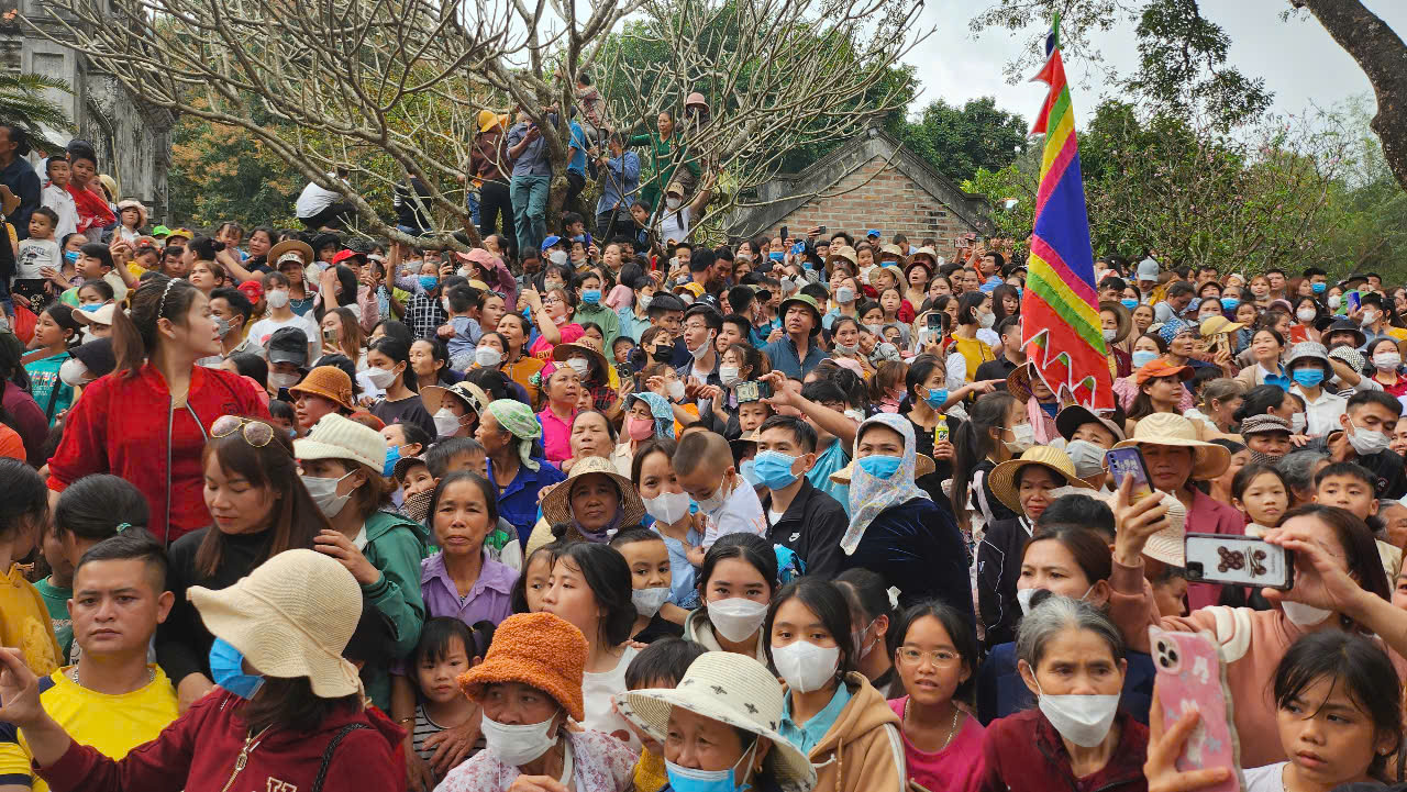 Hàng ngàn người dự lễ hội đền Bà Triệu nổi tiếng ở xứ Thanh- Ảnh 5. Hàng ngàn người dự lễ hội đền Bà Triệu nổi tiếng ở xứ Thanh- Ảnh 5.